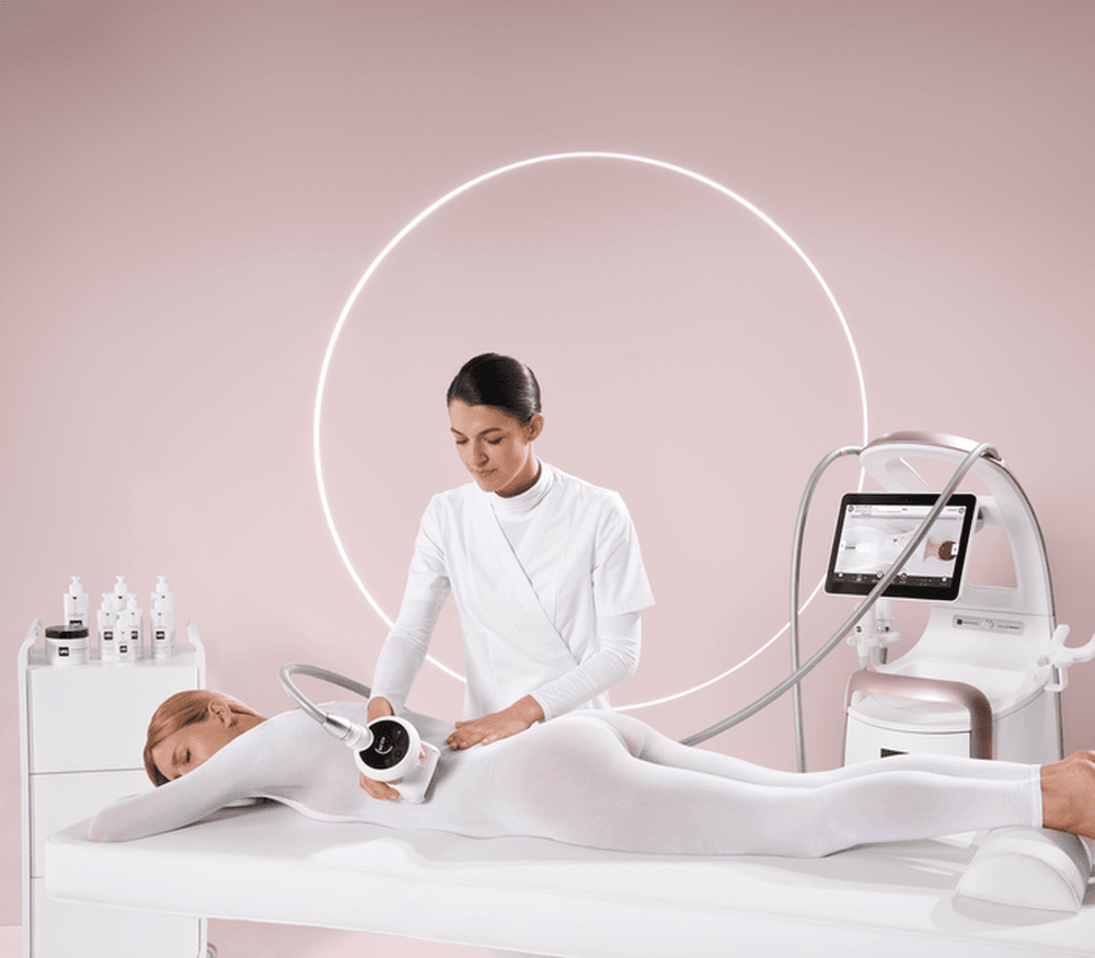 A practitioner performing an LPG endermologie body treatment with the Cellu M6 Infinity®